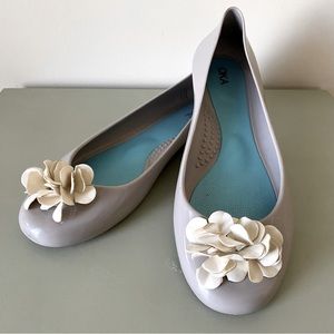 OKA Women’s Flats Waterproof Gray with Off-White Color Flower Size 9
